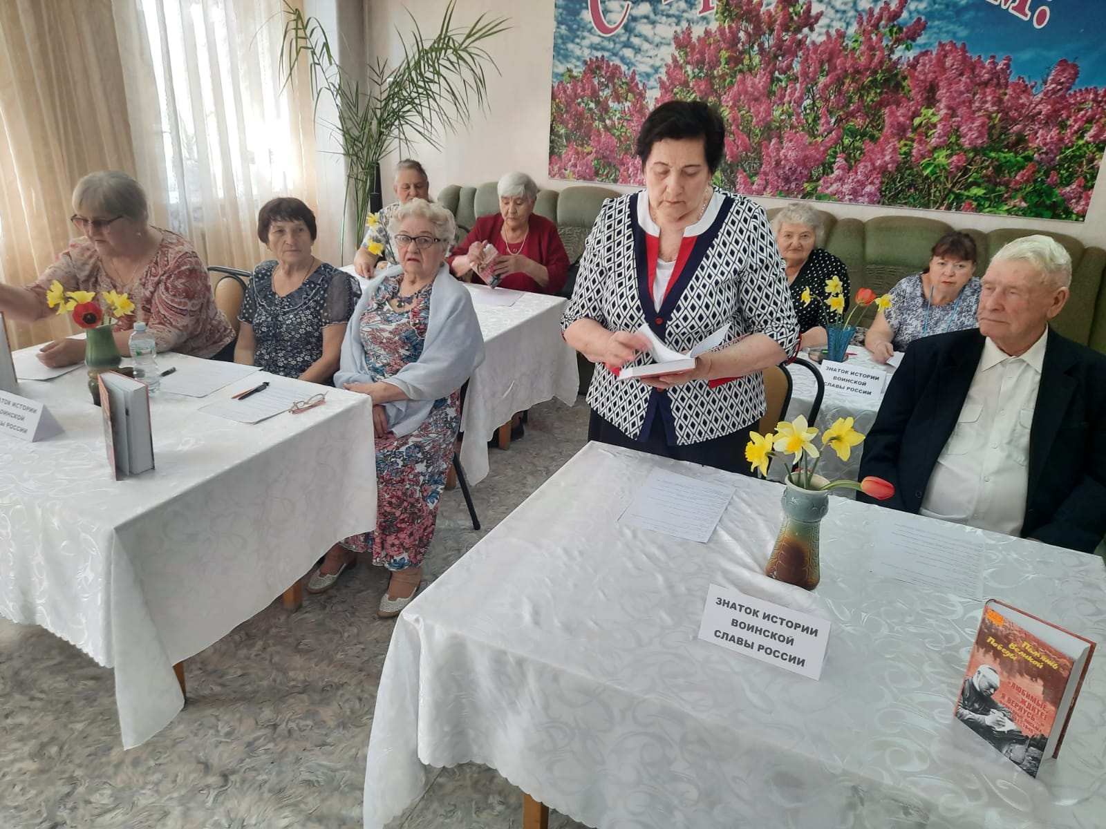 Стоит на страже Родины солдат