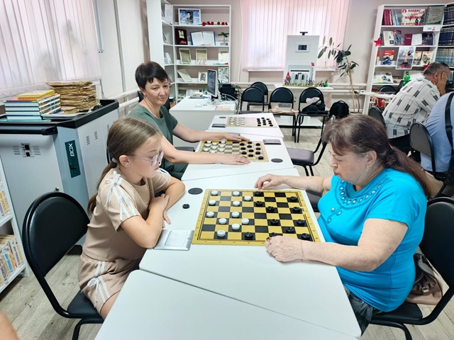 В шашки дружно мы играли и победу одержали